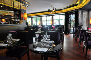 Un restaurant où la cuisine n’est pas du théâtre !