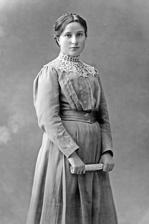 Maria Valtorta a l?age de 1 5 ans, dans son uniforme de collégienne. © Fondazione Maria Valtorta Cev onlus
